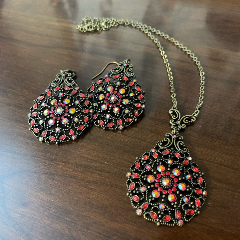 Necklace and earring set